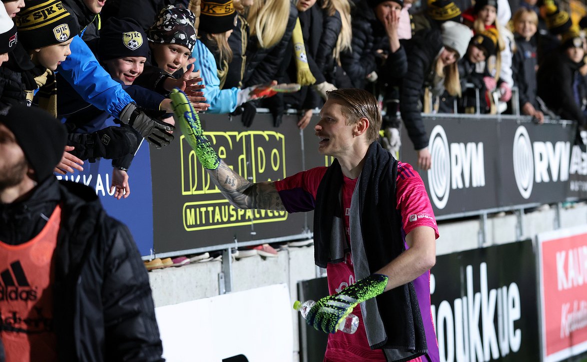SJK-maalivahti Jesse Östillä suunnitelma selvillä - "Voitto sieltä ja iloisena kotiin"
