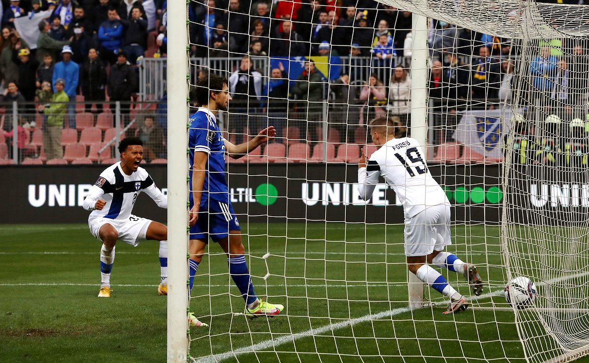 ​Huuhkajat huikeaan voittoon Zenicassa vajaamiehisenäkin