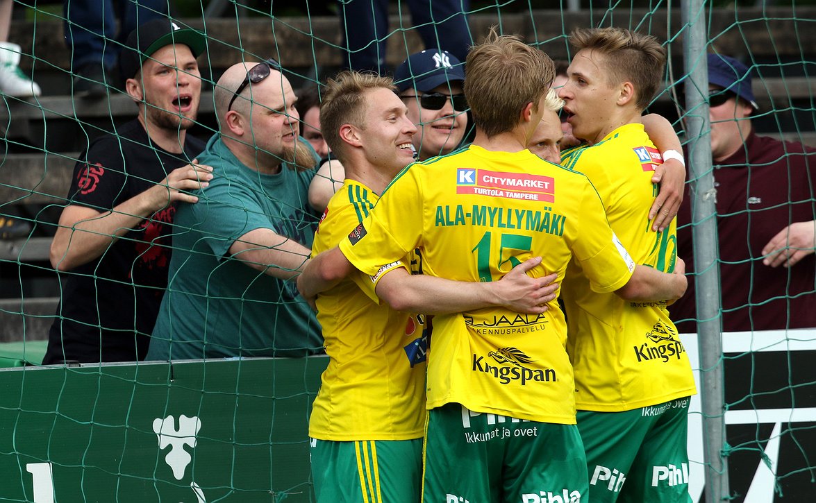 Ilveksen kausjulkaisu 2016 myynnissä HJK-ottelussa