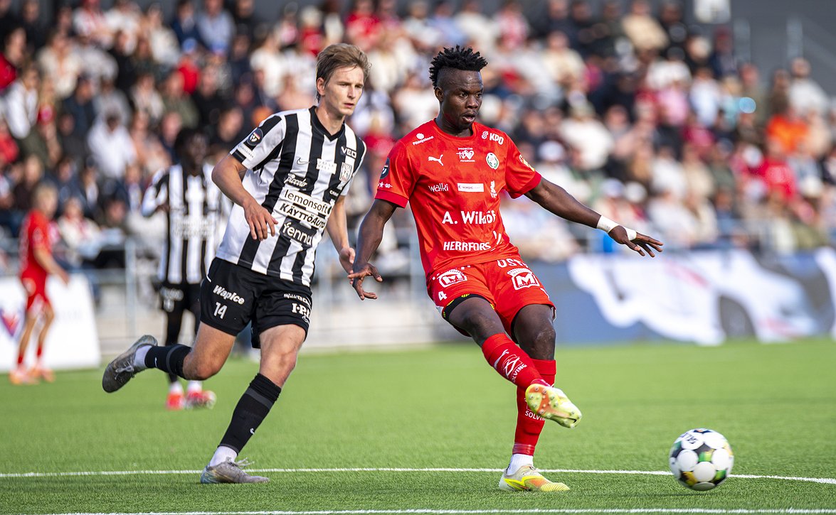 ​"Hyvä peli ja ansaittu voitto" - kolme pistettä derbystä maistuivat VPS-luotsi Jussi Nuorelalle